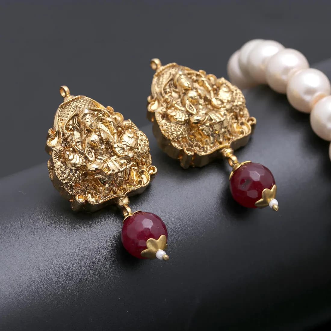 Temple Pendant Pearl Necklace Set